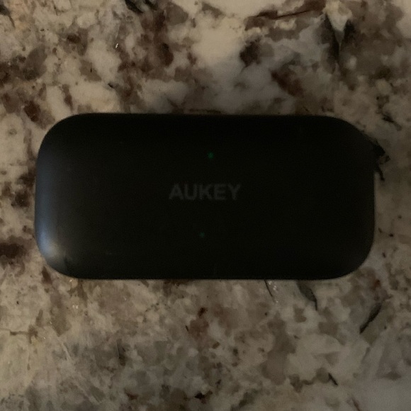 Black Wireless Earbuds w/ Charging USB - Picture 2 of 9